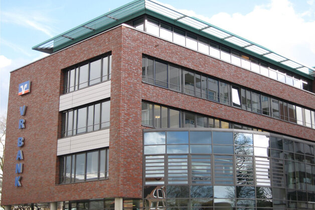 Projekt mit Fassade, Fenster, Brandschutz und Steckpaneele